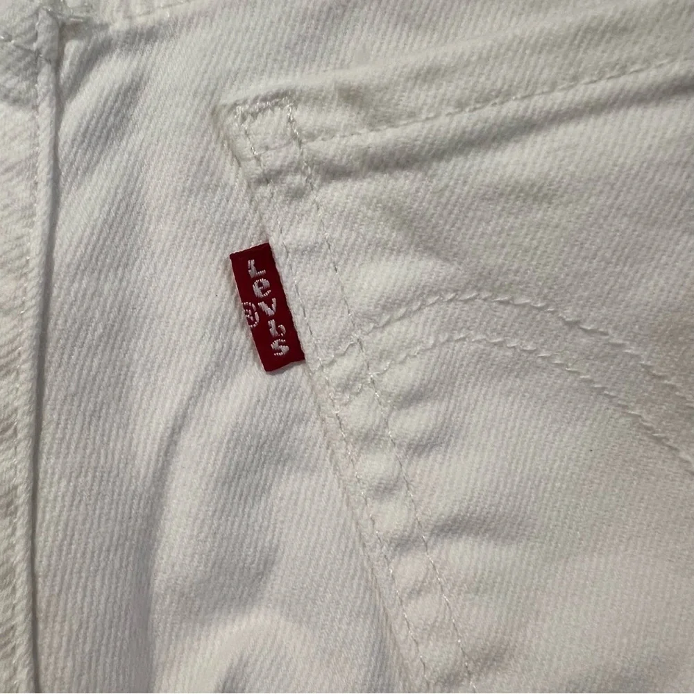 Levi’s Off White Denim distressed mid rise midi Shorts size 26